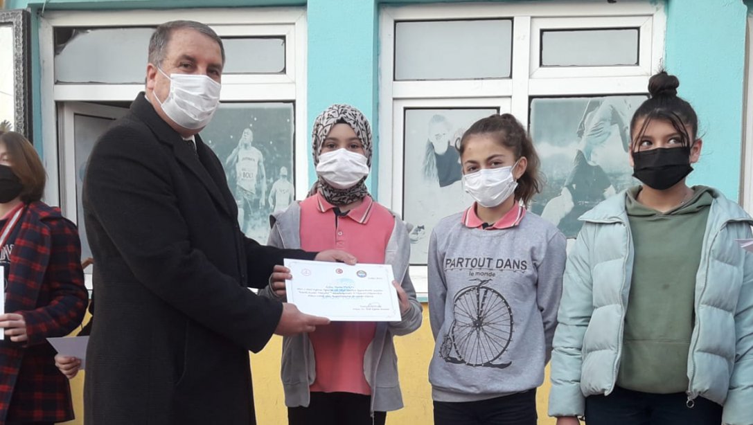İlçe Milli Eğitim Müdürümüz Kaya İsmet Özden Ortaokulu Kız Voleybol Takımını Ödüllendirdi