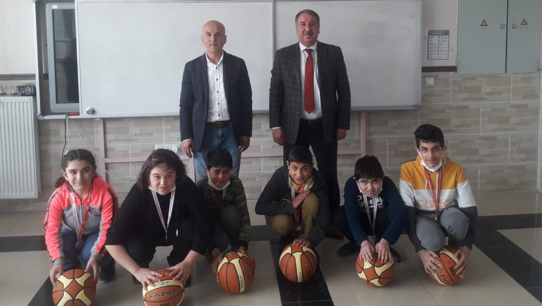 İlçe Milli Eğitim Müdürümüz Şehit Bülentay Ortaokulu Özel Eğitim Basketbol Takımını Ziyaret Etti