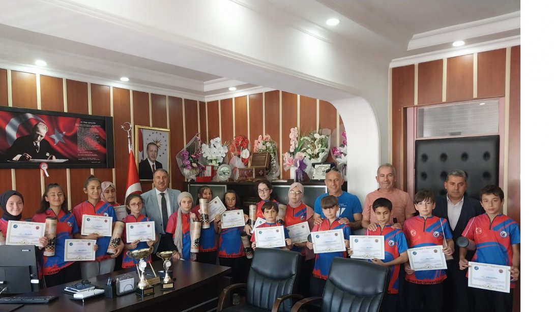 Ulusal Başarı Gösteren İmam Hatip Ortaokulu  Oryantring Takımı İlçe Milli Eğitim Müdürümüzü Ziyaret Etti