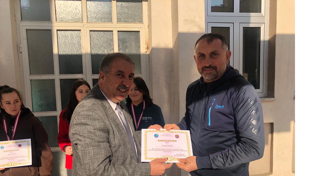 İlçe Milli Eğitim Müdürümüz TOKİ Ulucan Ortaokulu Voleybol Takımını Ödüllendirdi