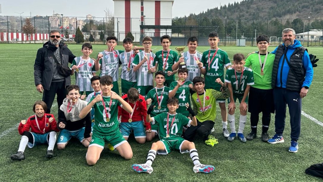 Kaya İsmet Özden Ortaokulu Yıldız Erkek Futbol Takımı Gruplarda İlimizi Temsil Edecek