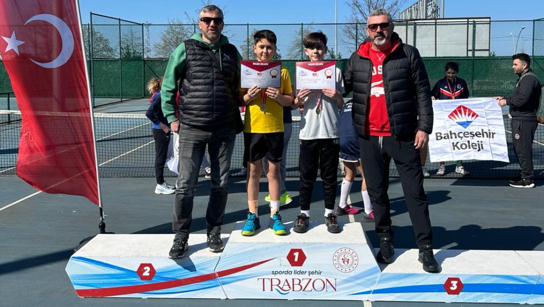 Kaya İsmet Özden Ortaokulu Öğrencilerimiz Yıldızlar Tenis Erkek Müsabakalarında  Grup Şampiyonu Oldu