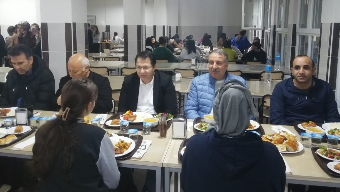 Ahmet Altıkulaç Anadolu Lisesi Kız Öğrenci Yurdunda İftar Yemeğinde Buluştuk