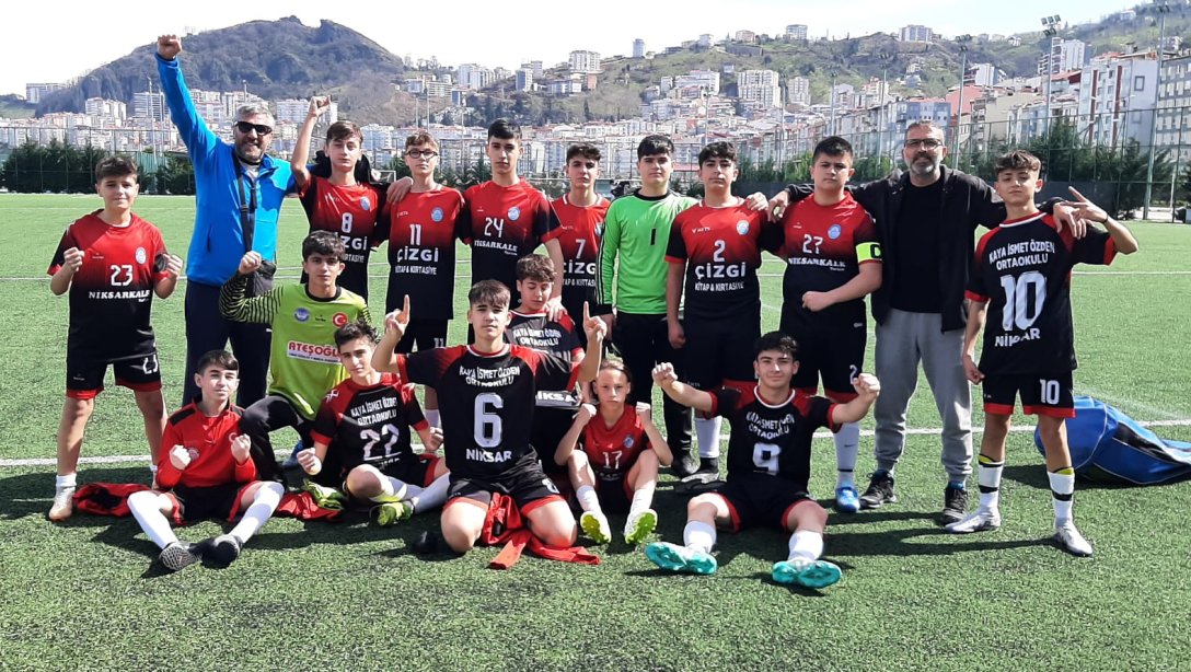 Kaya İsmet Özden Ortaokulu Yıldız Futbol Takımı Yarı Finalde